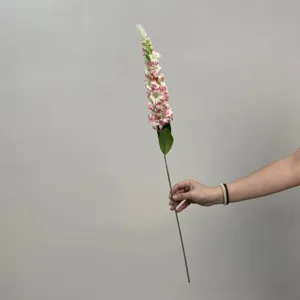 Gros plan détaillé sur la tige de fleur artificielle rose, détails de pétales pour déco.