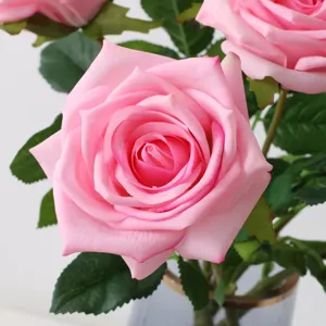 Kunstmatige roze roos detailopname, realistische bloemhoofd voor huisdecoratie.