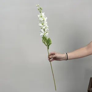 Kunstmatige witte delphinium bloemtak close-up hand display decoratieve detail