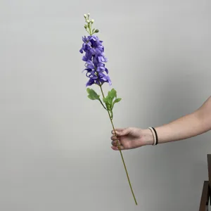 Gedetailleerde close-upopname van de kunstmatige paarse larkspur bloemsteel voor inrichting.