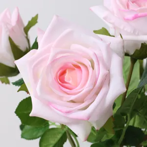 Gedetailleerde close-up van kunstmatige roze rozen met realistische bloemblaadjes en bladeren.