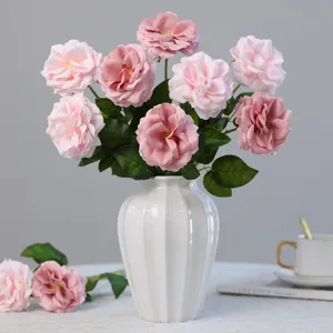 Bouquet di fiori di rose artificiali per la decorazione domestica e festa di nozze.