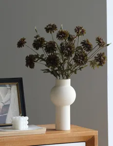 Künstlicher wilder Chrysanthemen Blumenstrauß Detail, ideal für Inneneinrichtung und Dekoration.