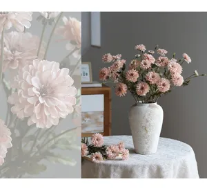 Nahaufnahme von künstlichen rosa Wildblumen Seidenblumen in rustikaler Vase für Dekor.