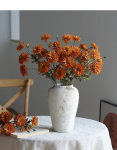 Künstlicher Chrysanthemen Blumenstrauch Detailansicht, elegante Herbst Dekoration Foto.