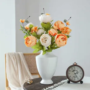 Bouquet di fiori di peonie artificiali in vaso bianco per decorazione casa matrimonio.