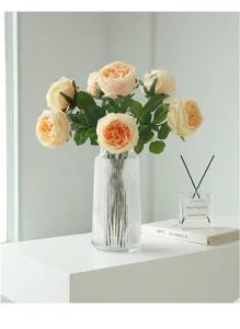 Bouquet di rose artificiali Austin in vaso di vetro scanalato, elegante arredamento.