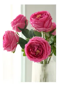 Dettaglio bouquet di fiori di rose Austin artificiali, finti fiori di peonia rosa vaso.
