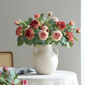 Bouquet di rose artificiali con bordi bruciati in vaso di ceramica per decorazione soggiorno