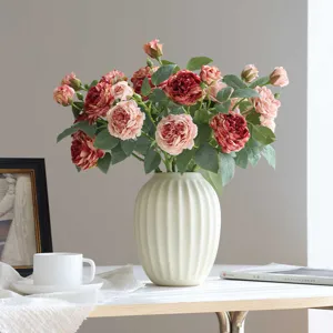 Bouquet di fiori di rose artificiali con vaso in ceramica scanalato per soggiorno