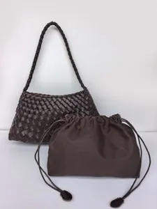 Borsa a spalla in pelle intrecciata marrone scuro con pochette, dettaglio borsa retrò.