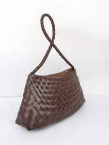 Borsa a mano in pelle intrecciata marrone scuro design classico elegante borsetta.