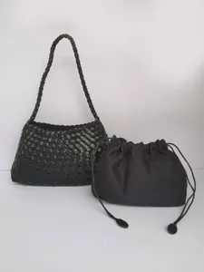 Borsa a spalla intrecciata nera fatta a mano con pochette coordinata, stile retro.