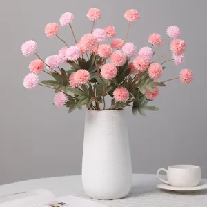 Bouquet di fiori di crisantemo pompon rosa artificiale con vaso in ceramica bianca per casa.