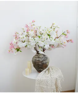 Kunstmatige perzikbloesem tak zijden bloem decoratie woonkamer kersenbloesem detailweergave.