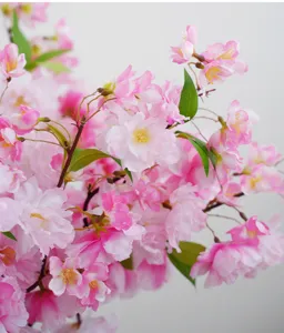 Detail van kunstmatige kersenbloesemtak, nep perzikbloesem zijden bloem decoratie.