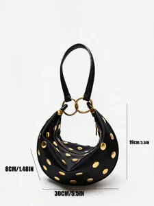 Vue détaillée du sac porté épaule croissant noir avec rivets dorés élégants et doubles anneaux.
