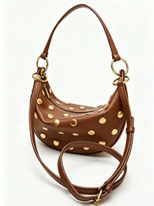 Gros plan détaillé du sac à épaule rétro marron avec des rivets ronds en métal doré brillant.