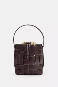 Sac seau tressé en cuir marron foncé avec poignée et fermeture à cordon pour femmes.