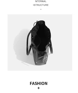 Schwarze Schultertasche aus Leder mit geräumigem Innenraum und Kordelzugverschluss.