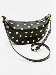Sac épaule croissant noir doté de rivets dorés et d'une fermeture éclair détail chic.