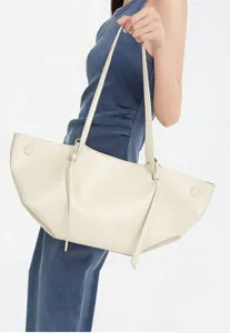 Detailansicht einer großen minimalistischen Ledertote Bag, ideal für tägliches Pendeln.