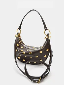 Sac porté épaule croissant marron vintage avec rivets dorés, sac à aisselle élégant en similicuir.
