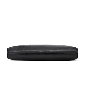 Schwarze weiche Leder-Clutch Tasche minimalistische lässige Kosmetiktasche Detailansicht.