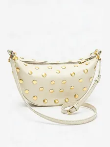 Sac bandoulière croissant blanc chic avec clous dorés, élégant sac rétro sous les aisselles.