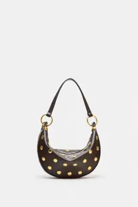 Sac épaule croissant marron foncé avec rivets dorés, vue de détail du sac rétro.