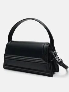 Nahaufnahme der stilvollen schwarzen Mini Handtasche, edle Lederstruktur, minimalistisch.