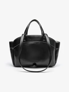 Sac à main élégant en cuir noir, vue détaillée du fourre-tout tendance, bandoulière chic.