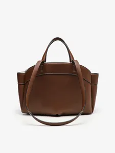 Détail de sac à main marron en cuir PU avec design structuré et poignées solides et sangle.