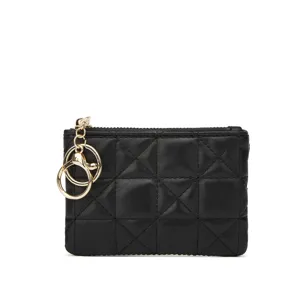 Porte-monnaie noir en cuir matelassé avec porte-clés doré pour femmes au quotidien.