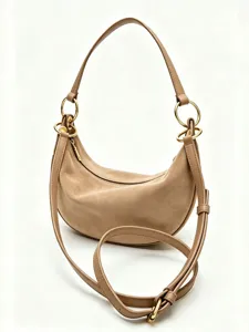 Sac bandoulière en suédine kaki avec anneaux métalliques, design élégant et unique.