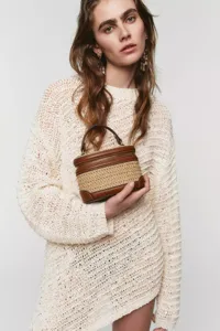 Bolso neceser chic de paja tejida y cuero, bolso de mano bicolor elegante para estilo mujer.