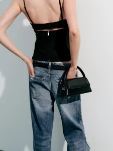 Schwarze Leder Handtasche Detailansicht zeigt strukturierten minimalistischen Alltagsstil und Design.
