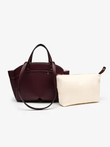 Vue détaillée du sac cabas marron spacieux avec sa pochette intérieure beige assortie et chic.