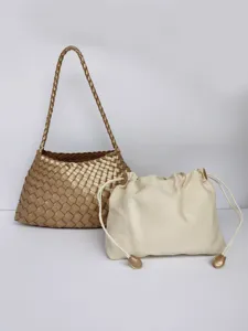 Borsa a tracolla in pelle intrecciata oro metallizzato con elegante pochette.