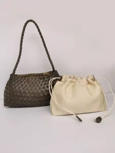 Vista dettagliata del set di borsa a tracolla intrecciata e pochette in vera pelle.