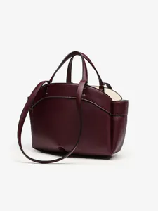 Sac cabas en cuir bordeaux de gros plan montrant des coutures fines et une texture lisse.