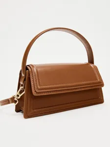 Nahaufnahme der stilvollen braunen Mini-Handtasche mit feinen Nähten und goldfarbenen Beschlägen.