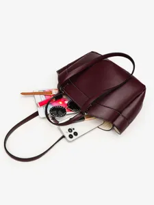 Détails du grand sac cabas bordeaux, sac à épaule élégant pour le travail et l'usage quotidien.