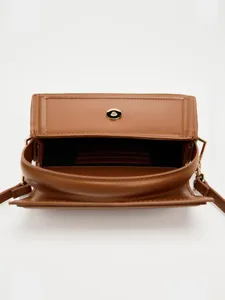 Braune Mini Handtasche Innendetail, Umhängetasche aus Leder mit goldener Hardware.