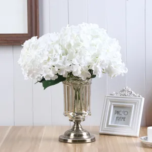 Bellissimo bouquet di ortensie bianche artificiali in vaso di vetro vintage decoro