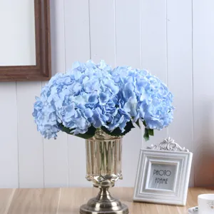 Bouquet di ortensie blu artificiali fiori di seta decorazione casa vista dettagliata in vaso di vetro.