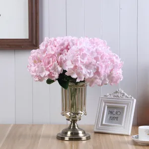 Bouquet di fiori di ortensia rosa artificiale con vaso di vetro vintage decorazione tavola