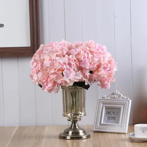 Vista dettagliata del bouquet di ortensie rosa artificiali in vaso di vetro per eventi.