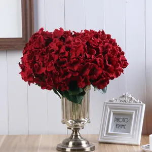 Vista di dettaglio di bouquet di ortensie artificiali, fiori rossi in vaso di vetro.