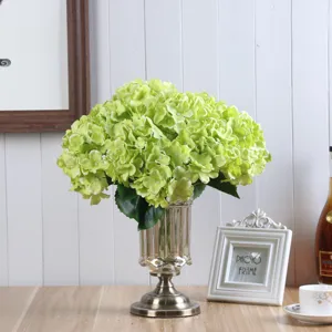 Bouquet di ortensie artificiali a 5 teste in vaso di vetro, ideale per decorazioni e nozze.